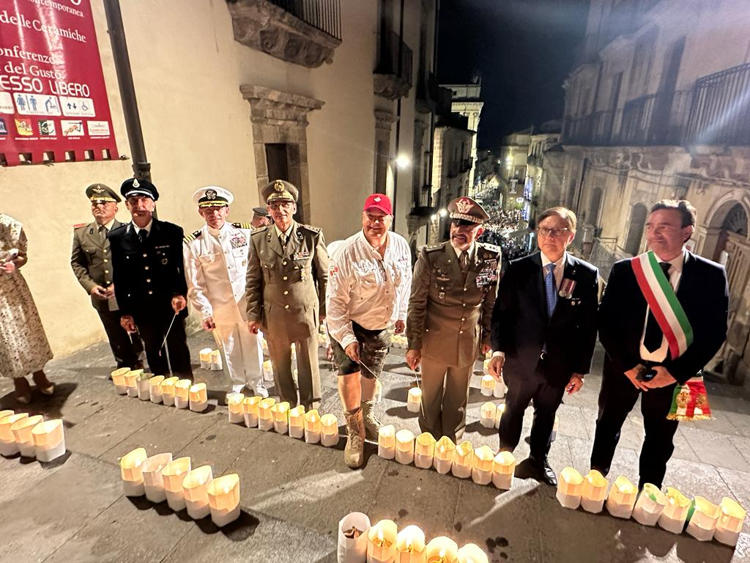 Operazione Husky, colomba di candele illumina Scala Caltagirone