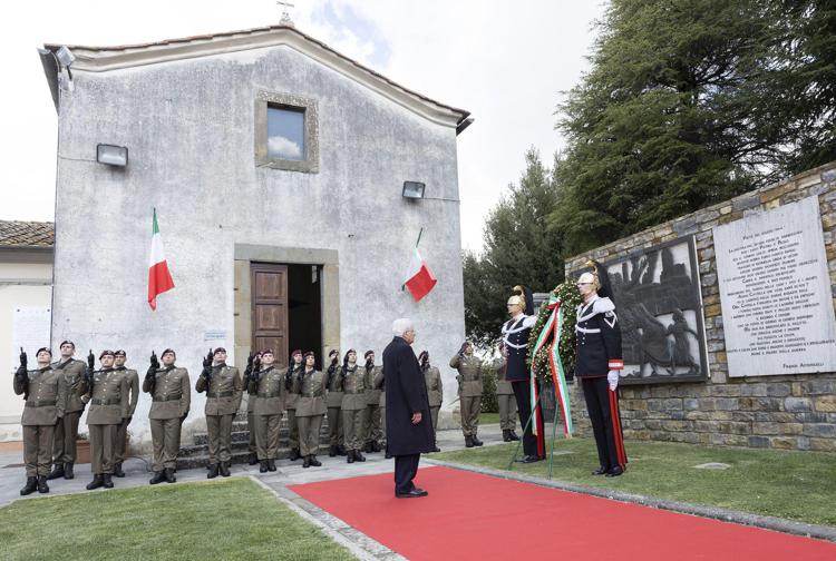 Mattarella depone una corona presso il Monumento ai Caduti a Civitella in Val di Chiana in occasione del 79° anniversario di Liberazione - (Quirinale)